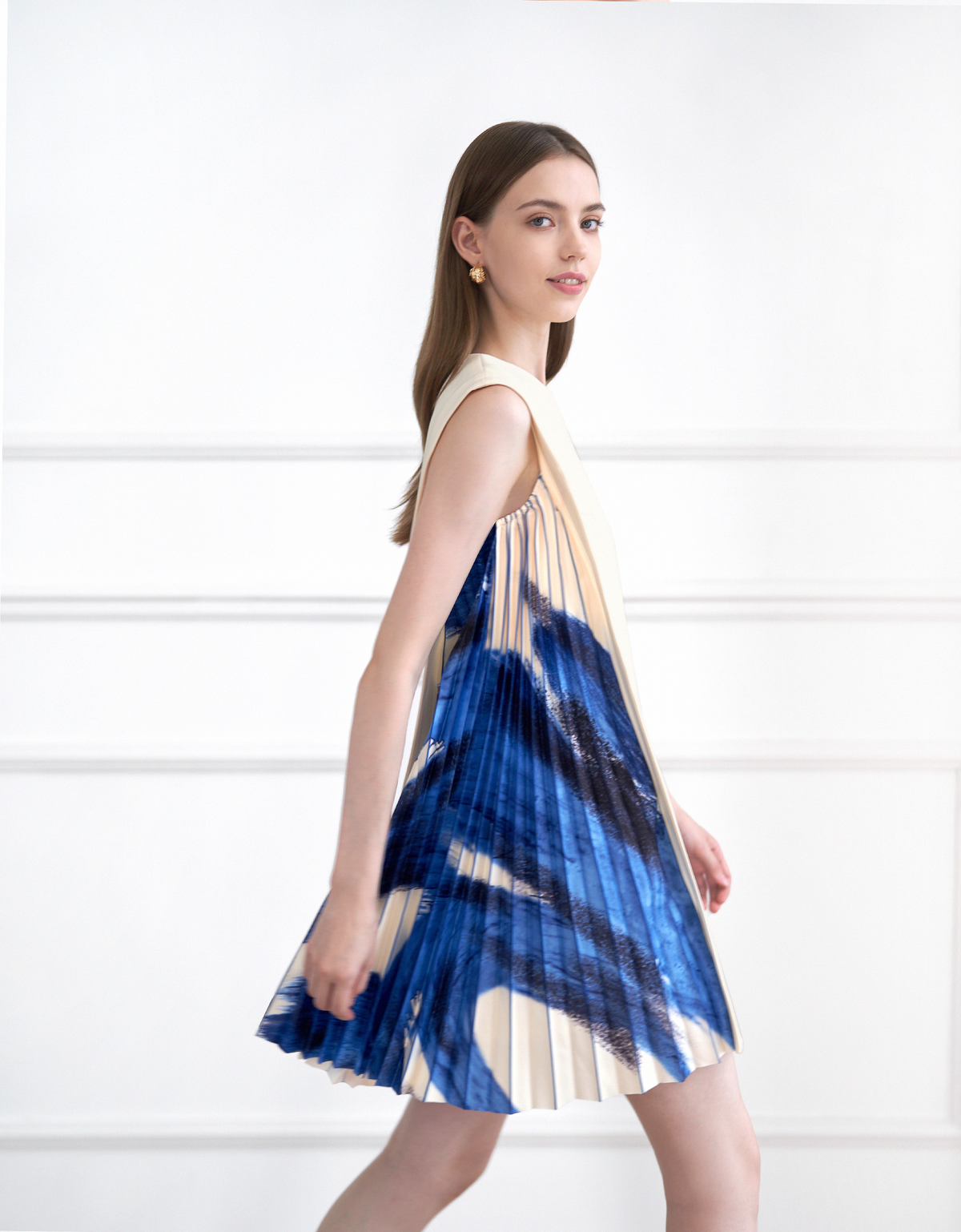 side printed pleated shift dress white christmas dresses Side Printed Pleated Shift Dress SaturdayClub International