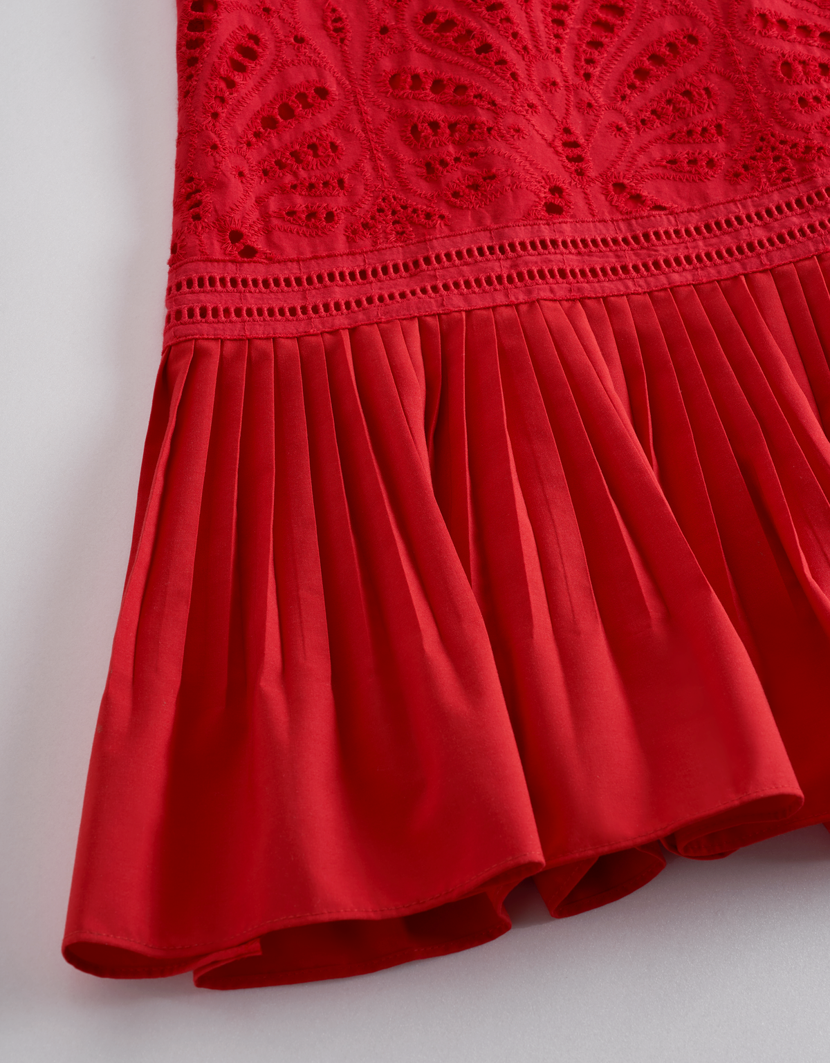 Cutwork Embroidery Pleated Dress | SaturdayClub – SaturdayClub