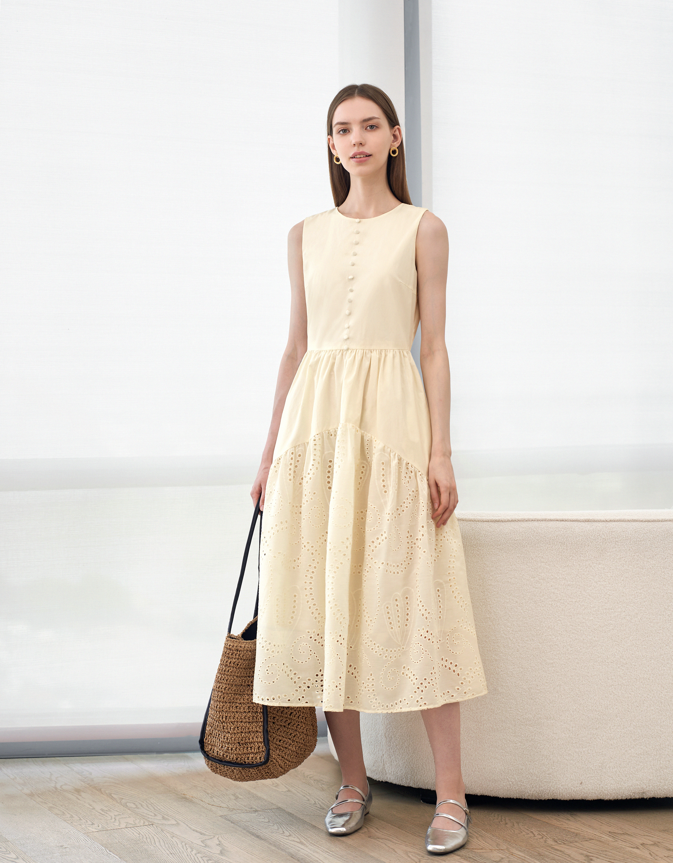 刺繍スカートボタンフロントノースリーブワンピース 刺繍スカートボタンフロントノースリーブワンピース