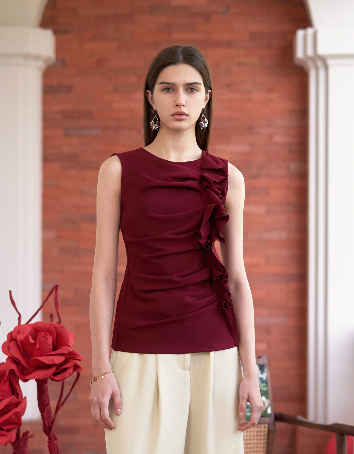 ラッフルフロントラウンドネックノースリーブトップス – SaturdayClub