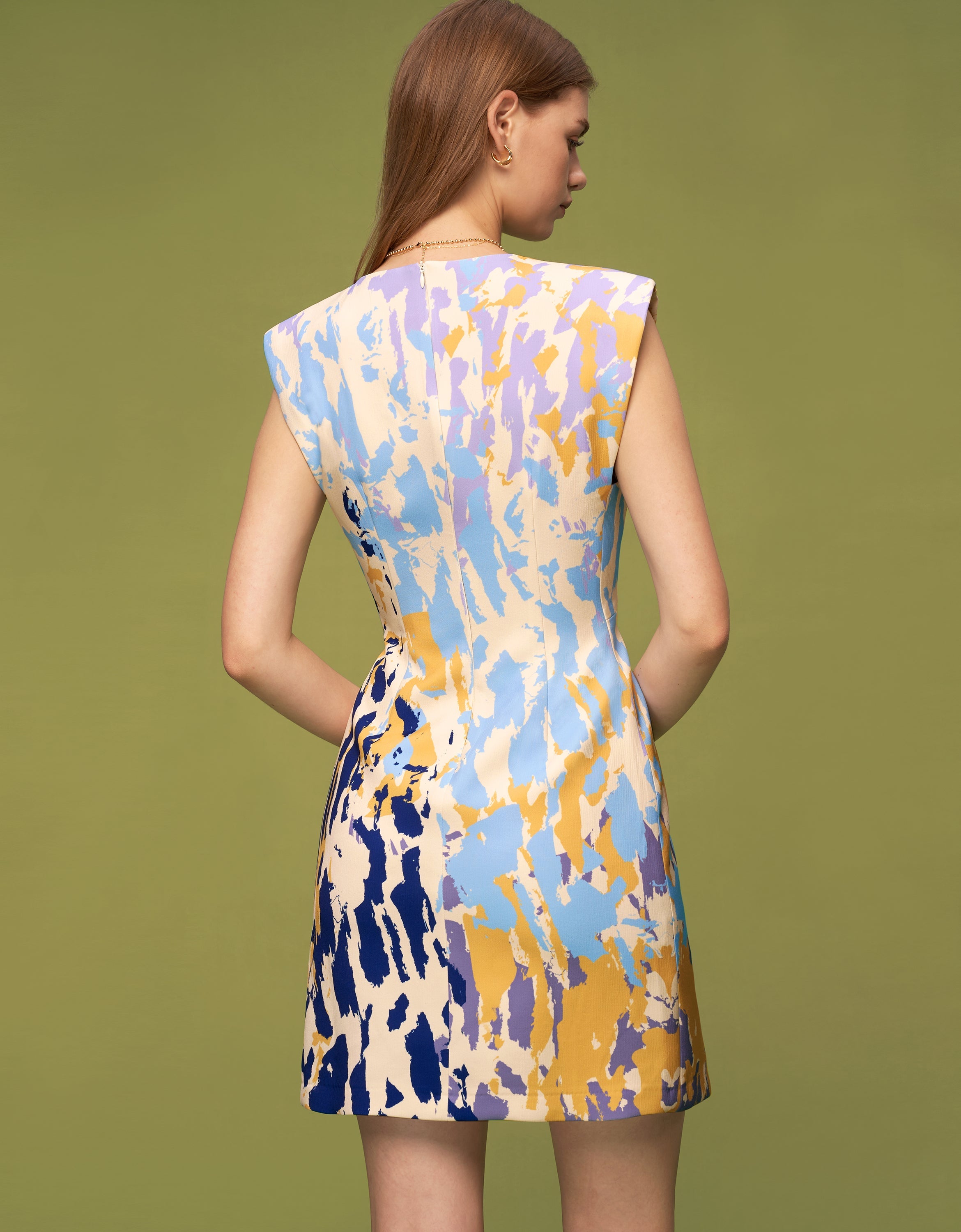 فستان بطباعة فنية ملونة